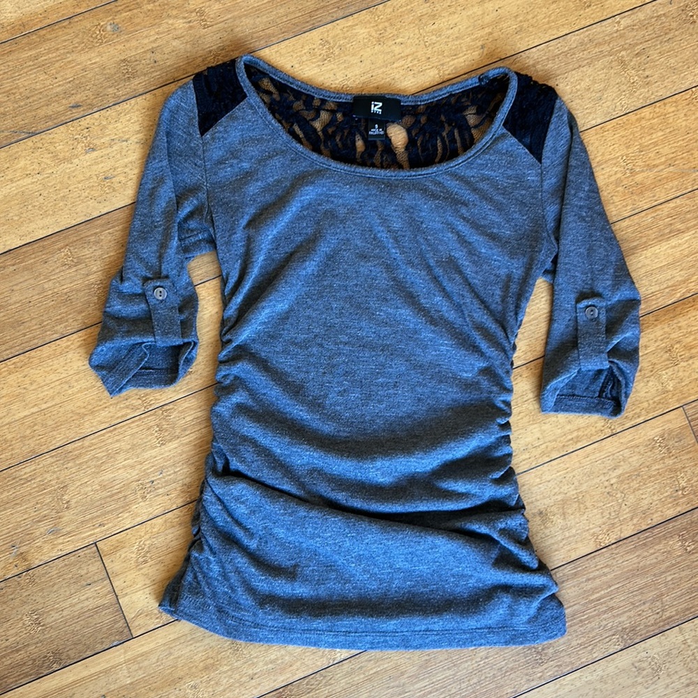 ❤️‍🔥 $5 or 3 / $12 ❤️‍🔥 3/4 Sleeve Gray & Black Top - Small